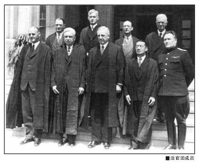 参加东京审判的中国法官脱法袍据理力争图