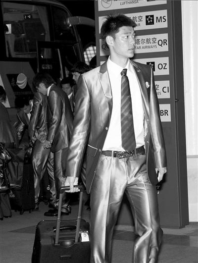 首页 新闻中心 体育新闻     穿着银色西装西征的国足给人眼前一亮后