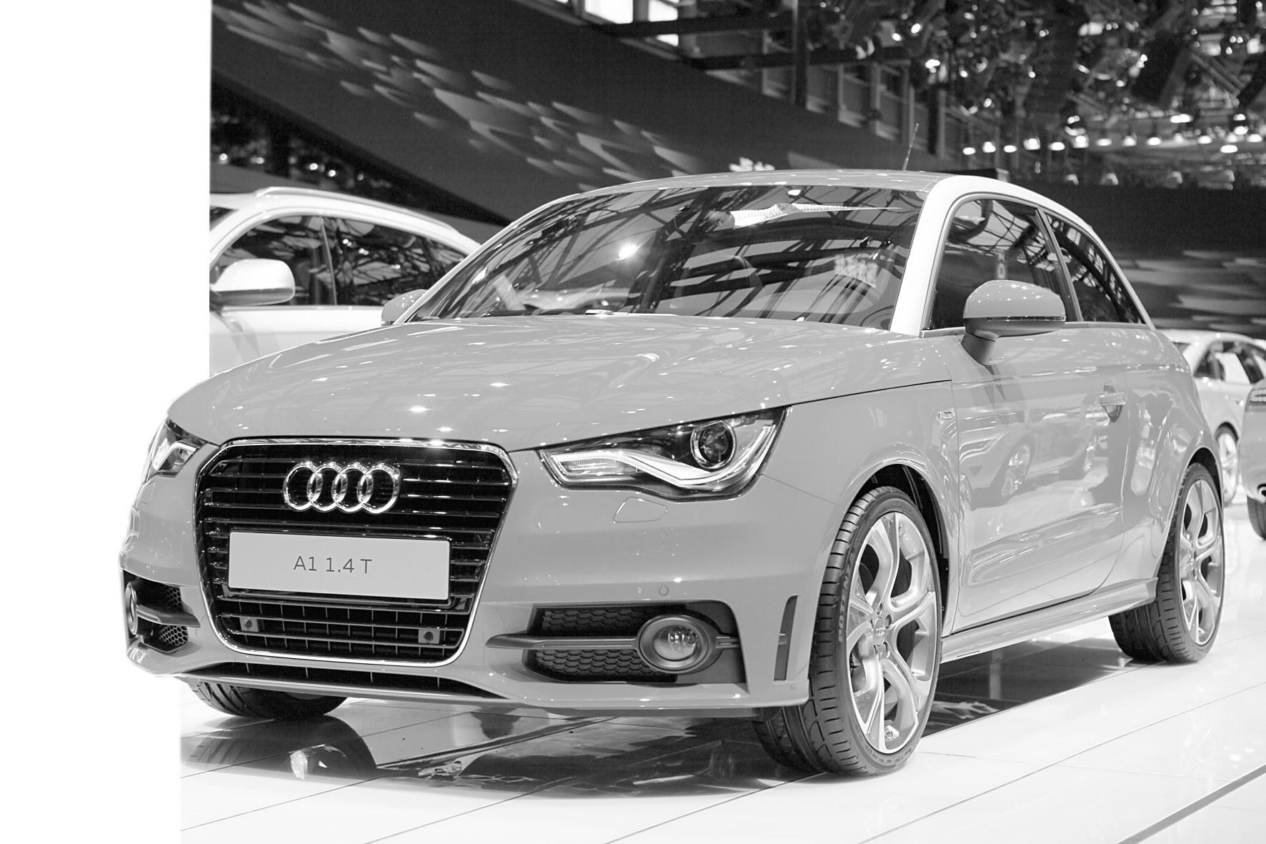 奥迪a1车小扛大旗