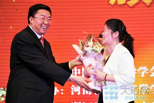 洛阳市委书记毛万春向王钢颁奖省委常委,宣传部长赵素萍讲话颁奖现场