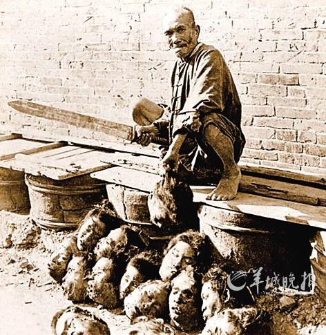 老照片中的侩子手杀人无数身旁遍布人头图