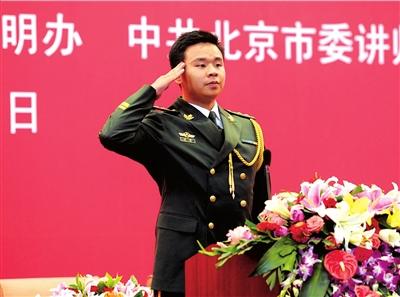 国旗班战士护卫国旗一丝不苟铁钉扎脚心仍坚持