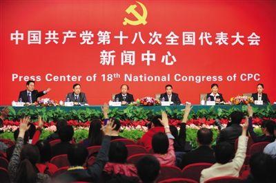 昨日,十八大新闻中心举办主题为“党组织建设与新形势新任务”集体采访活动,十八大代表巨晓林(左三)、廷·巴特尔(右三)、王曦(左二)、杨瑞辉(右二)接受媒体采访。 新华社记者 李鑫 摄