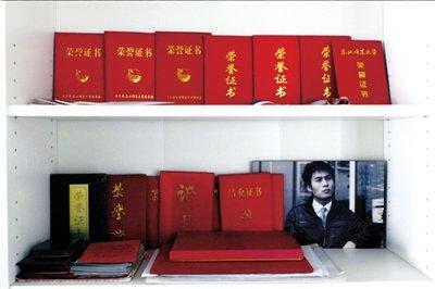 大学生患罕见绝症仅眼球能动 作品卖30万全捐出