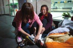 大学生守护生病流浪老人6小时 为老人送餐送药