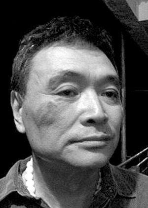 从马原微博上提供的图片来看,其面颊、嘴部、腿部均有瘀伤痕迹。