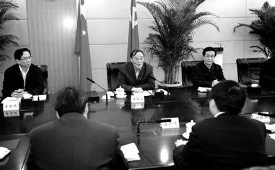 11月30日,中共中央政治局常委、中央纪委书记王岐山在北京主持召开座谈会,听取专家学者对党风廉政建设和反腐败工作的意见和建议。 新华社记者 李涛 摄