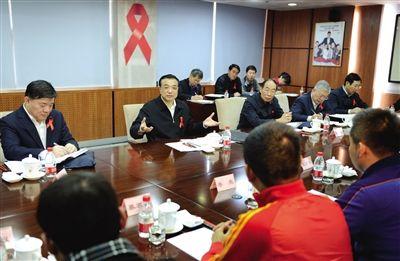 11月26日,中共中央政治局常委、国务院副总理李克强在北京与防治艾滋病民间组织的代表座谈。新华社记者 马占成 摄