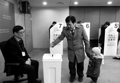 5日,北京,很多韩国人带孩子来大使馆投票。选民说,希望能够从小培养孩子的权利意识。新京报记者 韩旭阳 摄 5日,北京,很多韩国人带孩子来大使馆投票。选民说,希望能够从小培养孩子的权利意识。新京报记者 韩旭阳 摄
