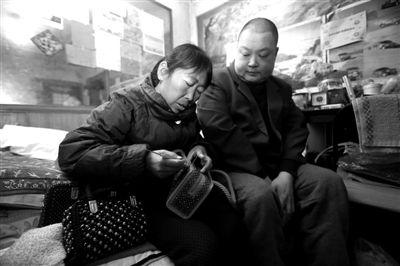 昨日,廖丹的妻子杜金领在编织手提包以补贴家用,减轻丈夫的负担。本版摄影/新京报记者 王贵彬 摄