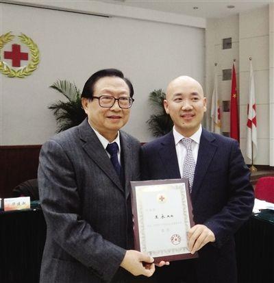12月7日,全国人大常委会副委员长、中国红十字会会长华建敏(左)为社会监督委员会委员王永颁发聘书。