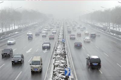 虽然雪很大,但昨天的交通并未出现严重拥堵。 本报记者 潘之望 摄