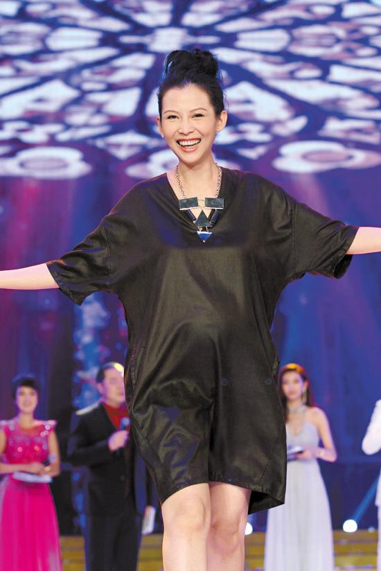 蔡少芬挺大肚上节目调侃宝宝一定喜欢看美女