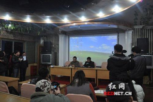 (长沙救助站负责人说明当晚情况。)