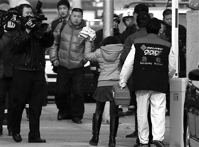 男子持刀劫持女网友 警方劝说1小时后解救人质