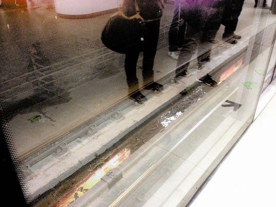 ͼΪ���ڵƹ�ӳ���£���������ˮ���еĻ�ˮ���ź�� ���ߺ���˼8�����ڵ������վ