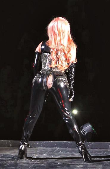 ladygaga演唱会用力过猛皮裤撑破露屁股图