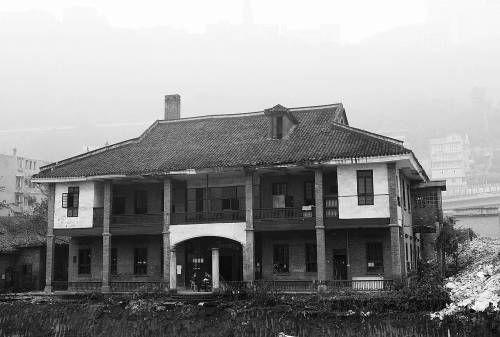 2009年2月3日,重庆渝中区李子坝,刘湘公馆成“孤岛”。陈庆/CFP