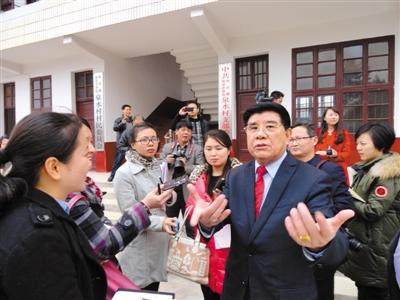 2012年11月23日,民营企业家黄玉彪(前右一)在家乡湖南邵东县两市镇泉水村接受记者采访。新华社记者 禹志明 摄