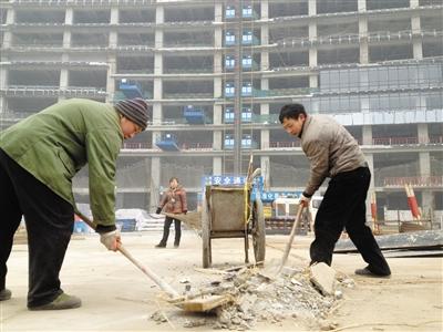 昨日,望京SOHO工地,工人仍在施工。新京报记者 李宁 摄