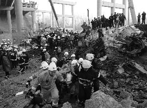 义昌消防队员在义昌大桥垮塌事故现场发现一名遇难者。