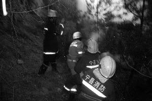 甘肃宁县，消防官兵在事发现场灭火。