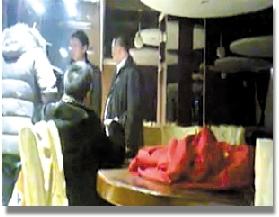 坐下来也不歇口。