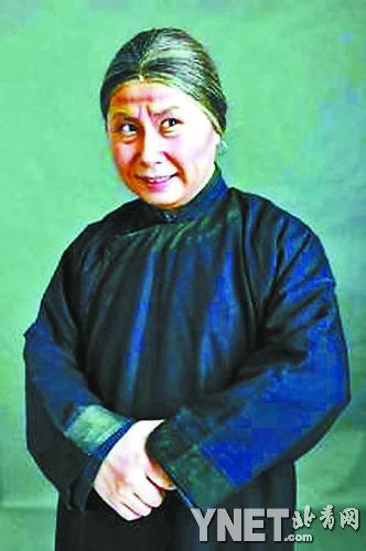 中国评剧院的经典评剧《杨三姐告状》中反串此前已经被赵丽蓉演绝了的