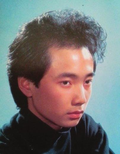 近日,知名博主长春国贸上传了一组徐峥20年前做发模的青涩照片,长春