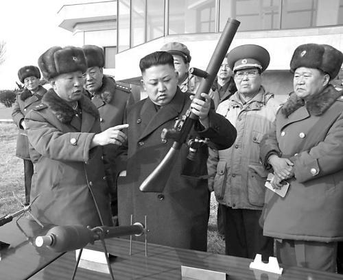 金正恩视察炮兵部队。