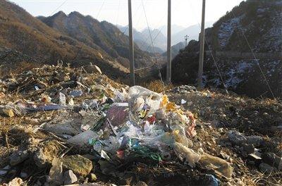 2月21日,河北兴隆县青松岭上的垃圾山,虽然被黄土掩埋,仍可见大片生活