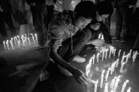3月23日,长沙市涂家冲赤黄路附近,市民和学生点起蜡烛为杨丽君祈福。图/记者刘有志