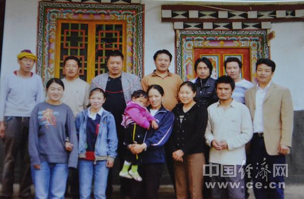 菊美多吉与同事合影四川省甘孜州道孚县龙灯乡乡长降泽,愉快的站在