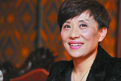 上妆后扮相俊美的"文武小生"吴凤花却饱受铅汞中毒困扰记者 谢正宜