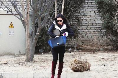 郭涛与妻子现身民政局刻意保持距离十分生分