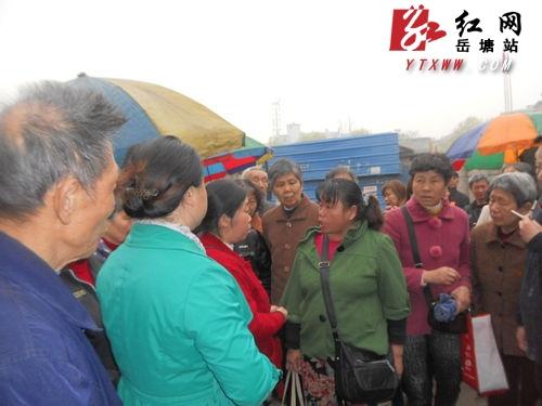 假钞买菜起风波 木屐塘城管工作人员及时制止