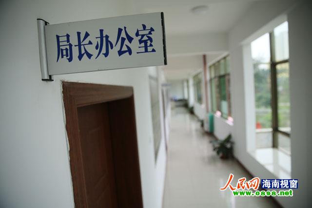 下午2点45分上班时间,整栋环卫局大楼12间办公室仅1人上班环卫局一楼