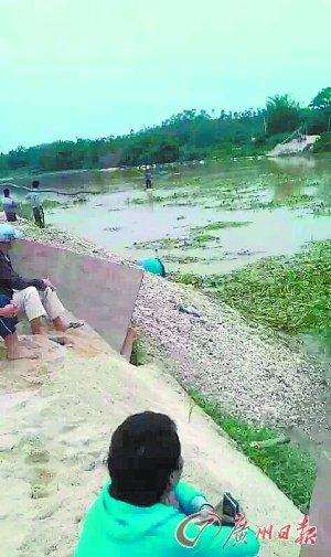 广东廉江一家5口过河浮桥断裂致一双儿女溺亡