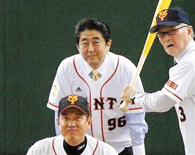 5月5日,东京巨蛋球场,安倍晋三身穿96号球衣当裁判。