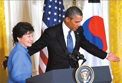 7日,美国总统奥巴马(右)与韩国总统朴槿惠在白宫出席联合记者会。新华社发
