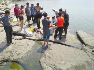 四名男孩下河游泳不幸溺水抢救:经过全力打捞,4溺水小孩陆续打捞上岸