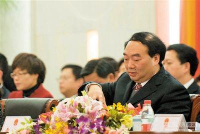 案发后,雷政富未受处理,反而由区长升至书记,直至2012年底视频在网络上被公开,其仕途方才终止。