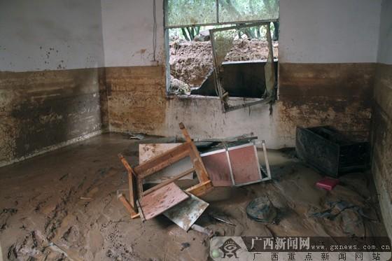 强降雨突袭桂东和桂北 豪雨夜袭河池5年罕见一遇