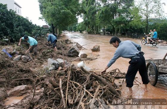 强降雨突袭桂东和桂北 豪雨夜袭河池5年罕见一遇