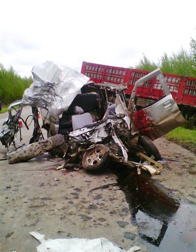 大挂车与面包车相撞面包车内4人全部死亡图