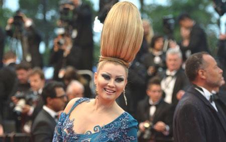 俄著名女作家扫帚头亮相戛纳震惊全场图