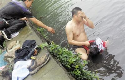 �����������Ź��һ����ˮ���������ۣ�����Ĩȥ������ˮ����Ƭ��