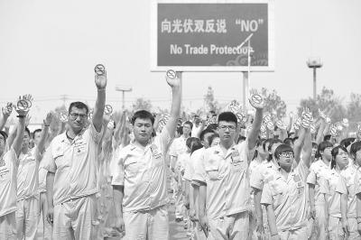 ͼΪ5��23�����磬Ӣ����ɫ��Դǧ��Ա���ڳ����ڿ��飬����˫��˵��NO����