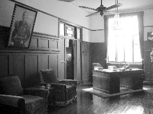 南京总统府内蒋介石的办公室子超楼内的电梯,内部构造如左图所示 资料