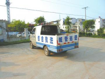 无牌城管车上街执法称是镇上执法队没有带证件